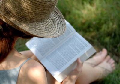 femeie-care-citeste-carti