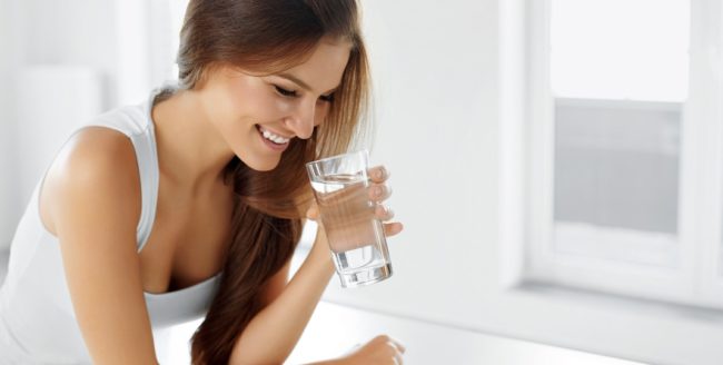 5 motive pentru care ar trebui să bem apă înainte de micul dejun