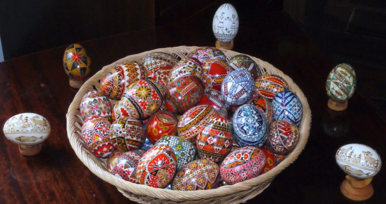 Despre_vopsirea_naturală_și_tehnici_de_încondeiere_a_ouălor