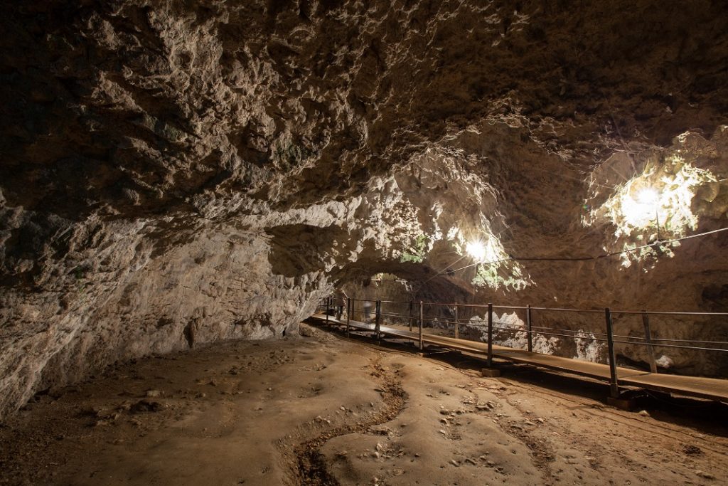 pestera-dambovicioara_33099988