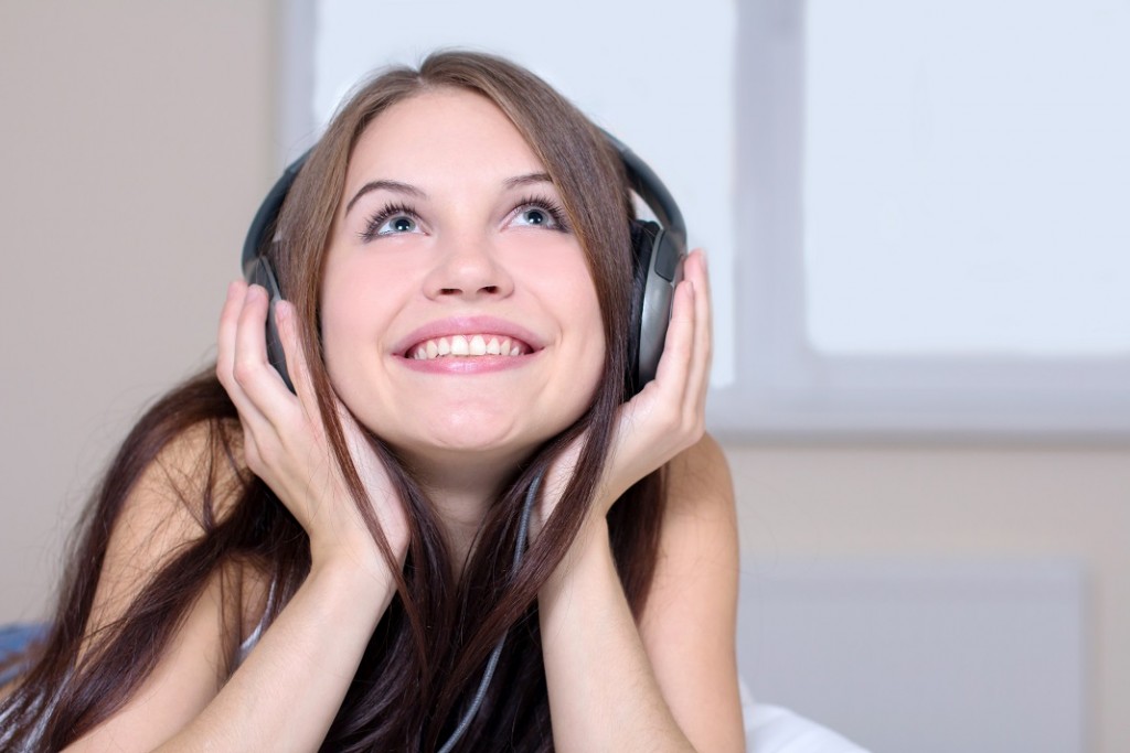 fata-asculta-muzica_34694464