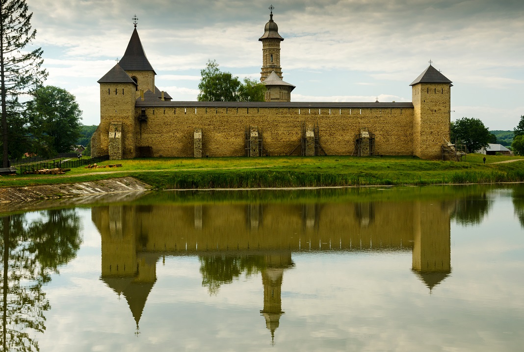 manastirea-dragomirna_54896485