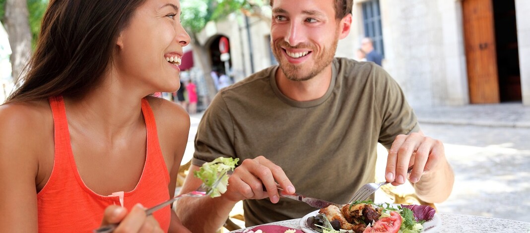 cuplu-care-mananca