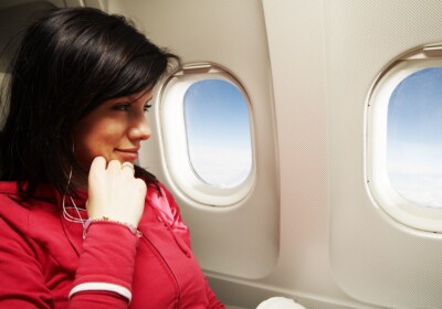 femeie calatorind cu avionul