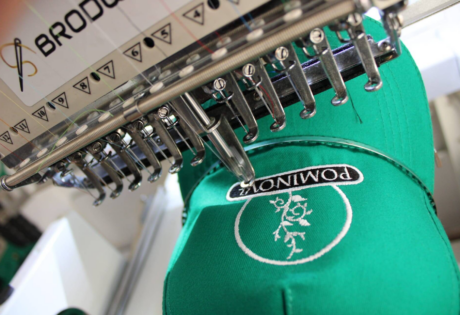 De ce broderia este o alegere mai durabilă decât printul clasic pentru uniforme personalizate?